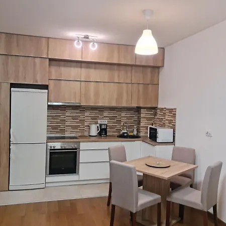 Porodicno-poslovni Udoban Stan *