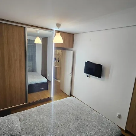 Porodicno-poslovni Udoban Stan דירה *